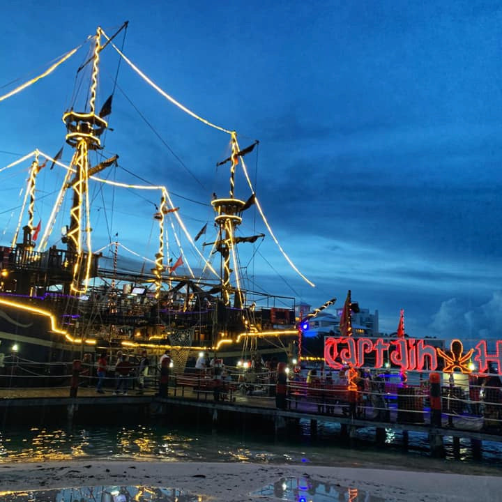 CAPITAN HOOK